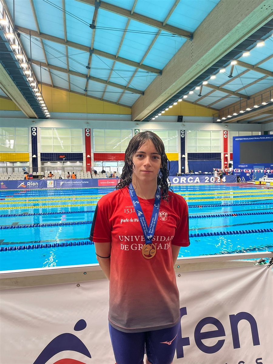 Zoë with the bronze medal at the Spanish Championships pool in Palma
