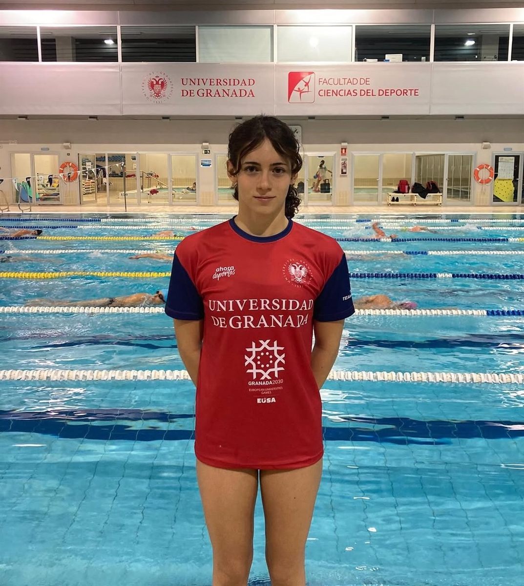 In a University of Granada T-shirt at the university pool
