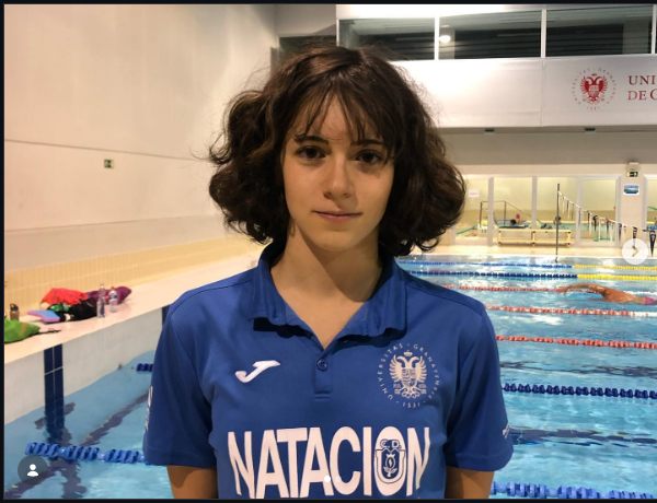 Zoë in a University of Granada swimming polo shirt by the pool
