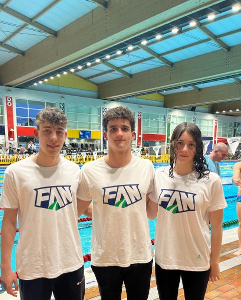 Zoë with two University of Granada teammates in white Andalusian Federation T-shirts at the pool in Palma