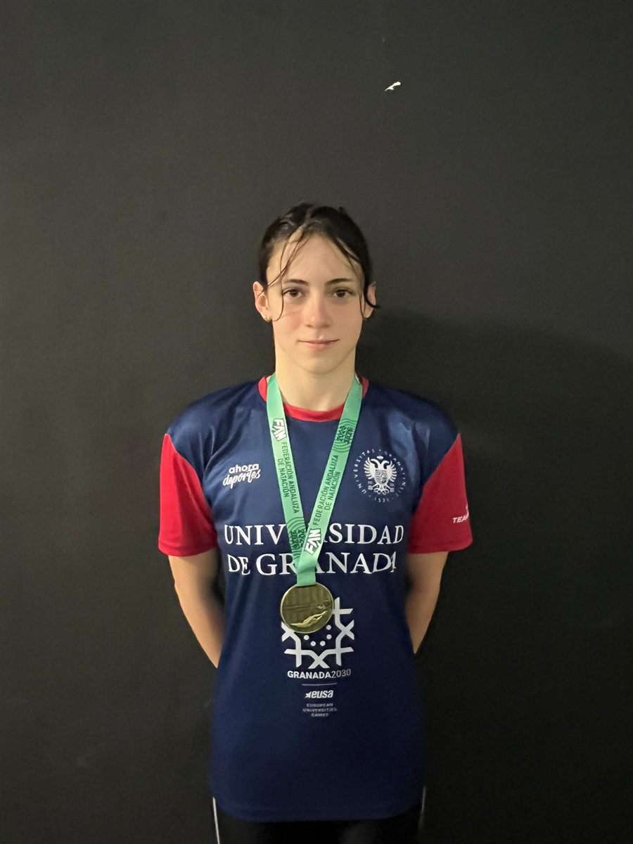 Portrait of Zoë with a gold medal in a University of Granada shirt
